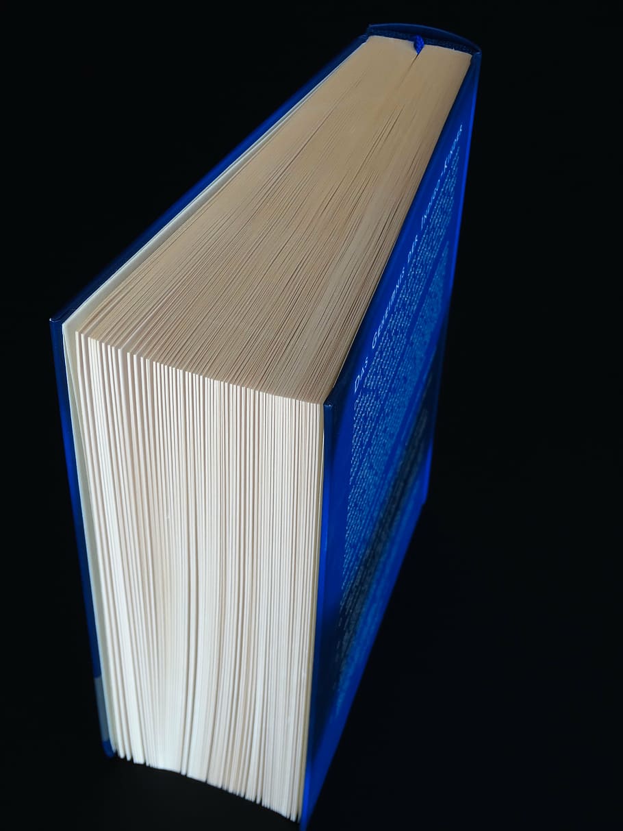 libro, saber, novela, leer, aprender, doblado a, fondo negro, foto de estudio, adentro, azul, de cerca, nadie, solo objeto, separar, copia espacio, papel, educación, forma, naturaleza muerta, material de madera, higiene, tres objetos, oscuro, Arte y artesanía, sencillez, textil, libro de tapa dura, pureza, 5K
