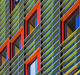 persianas de colores surtidos, multicolor, edificio, día, estructura, arquitectura, naranja, verde, paralela, ventana, vaso, color, metal, modelo, vertical, rojo, oro, composición, estructura construida, fotograma completo, exterior del edificio, multi color, antecedentes, nadie, vista de ángulo bajo, material de vidrio, al aire libre, diseño, en una fila, de cerca, repetición, moderno, luz del sol, 5K, CC0, dominio público, libre de derechos