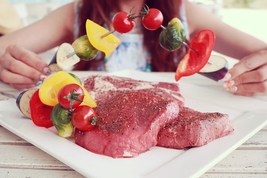 smažený, steak, bílý, keramický, deska, keramická deska, jídlo, ženy, svěžest, maso, Zdravé stravování, žen, syrové potraviny, lidé, domácí kuchyně, uvnitř, vaření, dospělý, plátek, kavkazského etnika, jídlo a pití, příprava, jedna osoba, část lidského těla, lidské ruky, ruka, ovoce, zeleniny, detail, stůl, hospodářství, blahobyt, zaměřit se na popředí, připravování jídla, 1080P