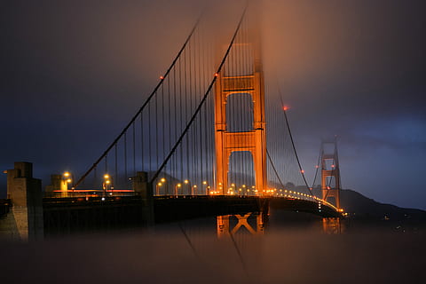 marron, pont, lumières, la nuit, photo, pont suspendu, structure, architecture, nuit, foncé, brouillard, nuage, Montagne, San Francisco, le pont du Golden Gate, Eric Carlson, lueur, Orange, pont - structure artificielle, structure construite, lien, ciel, eau, transport, Destinations de voyage, ingénierie, illuminé, la nature, tourisme, ville, nuage - ciel, crépuscule, baie, gratte ciel, 5K, CC0, domaine public, libre de droits