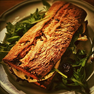 Essen, Brot, knusprig, rollen, backen, Lebensmittel, hausgemacht, Bauernbrot, Essen und Trinken, keine Leute, drinnen, gegrillt, Frische, fertig für den Verzehr, Nahansicht, Wohlbefinden, Stillleben, Teller, gesundes Essen, Fleisch, Mahlzeit, Serviergröße, Gemüse, selektiver Fokus, High Angle View, Scheibe, Sandwich, Frühstück, Snack, Abendessen, 1080P, CC0, gemeinfrei, lizenzfrei
