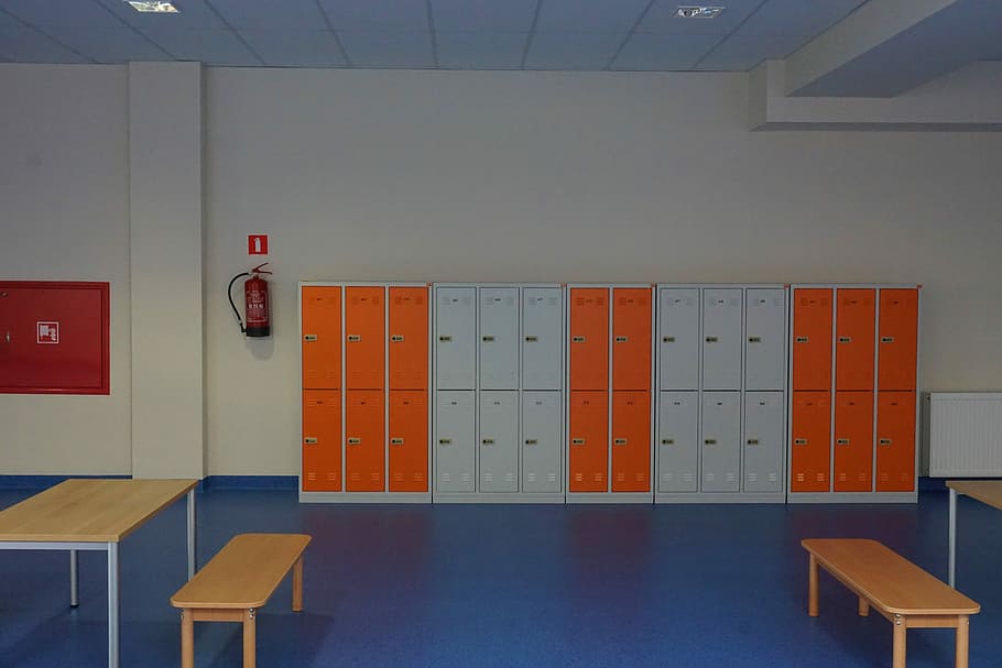 gabinets, escola, passadís, a l'interior, cap gent, vestuari, dia, seient, educació, taquilla, arquitectura, seguretat, cadira, mobles, protecció, absència, taula, vestidor, edifici escolar, funció de construcció de parets, buit, escriptori, 5K