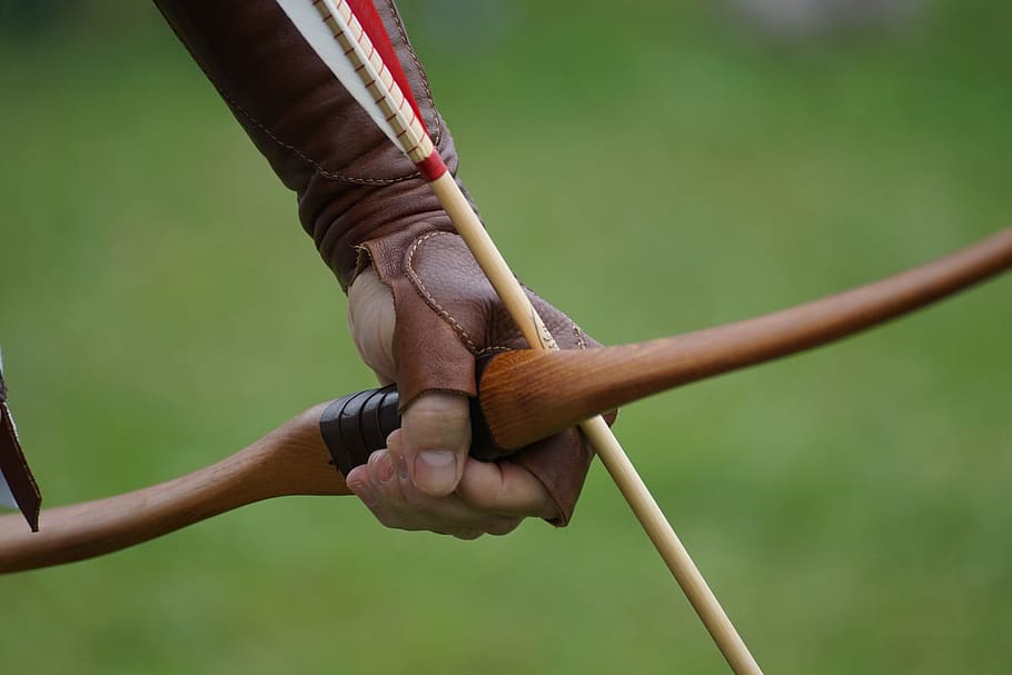 persona, esquerra, mà, celebració, arc, fletxa, tir amb arc, objectius, bogensport, tens, concentració, torneig, tradició, tradicionalment, costums, històricament, mà humana, part del cos humà, centrar-se en primer pla, activitat d'oci, una persona, esport, dia, jugant, primer pla, color verd, part del cos, música, estils de vida, instrument musical, naturalesa, homes, extremitat humana, dit, pal - part de la planta, peu humà, 5K