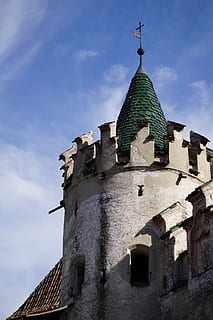 torre, castell, pedra, monestir, torre, castell, fortalesa, merlets, sostre, paret, religió, història, arquitectura, cap gent, cel, exterior de l'edifici, estructura construïda, vista d’angle baix, edifici, el passat, creença, espiritualitat, lloc de culte, naturalesa, dia, vell, a l'aire lliure, fletxa, 5K, CC0, domini públic, lliure de regalies