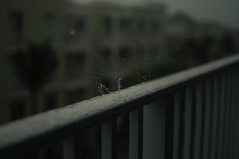 Zeitrafferfoto, Wassertropfen, schwarz, hölzern, Zaun, flach, Foto fokussieren, Regentropfen, Stahlzaun, Regen, Geländer, Spritzen, Sturm, fallen, Wasser, die Architektur, keine Leute, Natur, Fokus auf den Vordergrund, gebaute Struktur, nass, Fenster, draußen, Sicherheit, Tag, selektiver Fokus, Schutz, transparent, Regenzeit, schneit, 5K, CC0, gemeinfrei, lizenzfrei