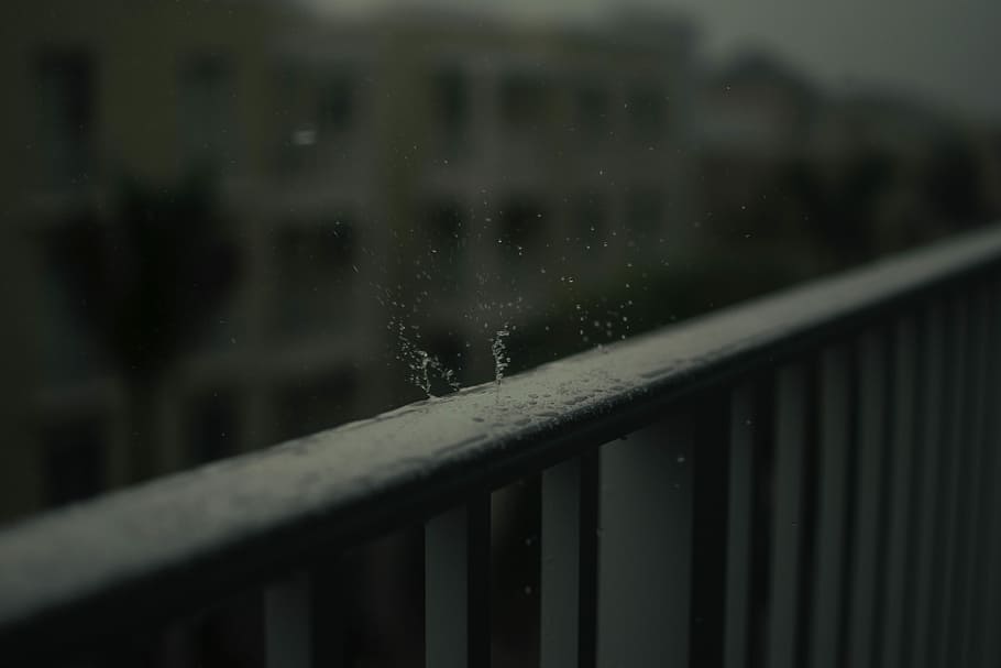 Zeitrafferfoto, Wassertropfen, schwarz, hölzern, Zaun, flach, Foto fokussieren, Regentropfen, Stahlzaun, Regen, Geländer, Spritzen, Sturm, fallen, Wasser, die Architektur, keine Leute, Natur, Fokus auf den Vordergrund, gebaute Struktur, nass, Fenster, draußen, Sicherheit, Tag, selektiver Fokus, Schutz, transparent, Regenzeit, schneit, 5K