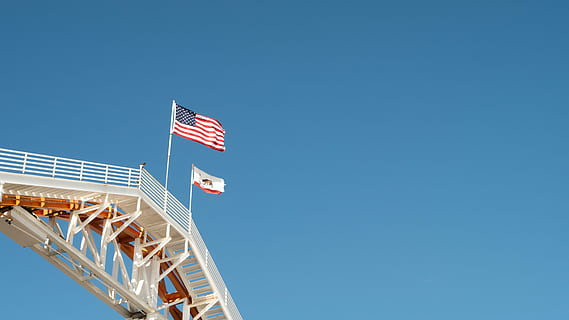 bandera, u.s.a, blau, cel, bandera de u.s.a, cel blau, a l'aire lliure, vista d’angle baix, dia, el patriotisme, còpia espai, arquitectura, naturalesa, cel clar, emoció, cultura i entreteniment artístic, Parc d'atraccions, llibertat, estructura construïda, assolellat, cap gent, emoció positiva, vent, 4K, CC0, domini públic, lliure de regalies