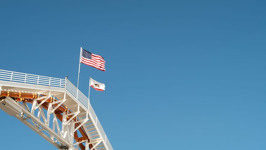 bandera, u.s.a, blau, cel, bandera de u.s.a, cel blau, a l'aire lliure, vista d’angle baix, dia, el patriotisme, còpia espai, arquitectura, naturalesa, cel clar, emoció, cultura i entreteniment artístic, Parc d'atraccions, llibertat, estructura construïda, assolellat, cap gent, emoció positiva, vent, 4K