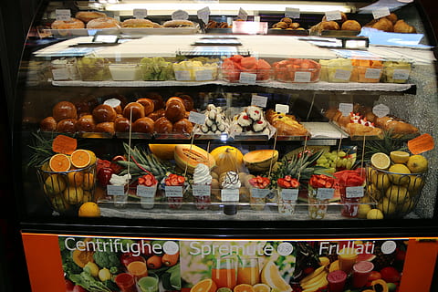 Obst, Ananas, Vitrine, Essen und Trinken, Lebensmittel, Wahl, Variation, Verkauf, Frische, Fülle, zu verkaufen, Anordnung, drinnen, große gruppe von gegenständen, Geschäft, Wohlbefinden, gesundes Essen, Regal, keine Leute, Verkaufsdisplay, Stillleben, Glas - Material, Auftrag, Konsumismus, 5K, CC0, gemeinfrei, lizenzfrei