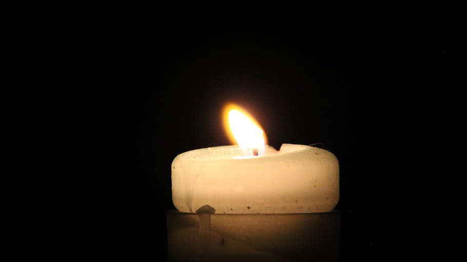 vela, metxa, llum, cheroot, espelmes, cera, imperfecte, cremar, flama, foc, cremant, foc - fenomen natural, calor - temperatura, fons negre, a l'interior, fosc, còpia espai, primer pla, naturalesa, habitació domèstica, cap gent, il·luminat, brillant, tir de l'estudi, habitació fosca, llum - fenomen natural, lluminositat, fusió, llum al final del túnel, 5K