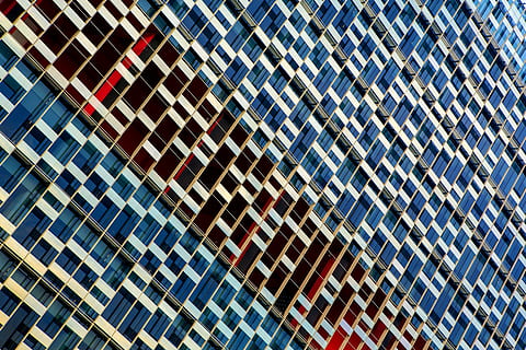 marró, gratacels de vidre, durant el dia, fotografia d’il·lusió, blanc, blau, vermell, superfície, diagonal, façana, exterior, finestra, textura, patró, resum, fons, forma geomètrica, teló de fons, ratlles, arquitectura, exterior de l'edifici, modern, gratacels, marc complet, estructura construïda, vista d’angle baix, cap gent, edifici, exterior d’edifici d’oficines, repetició, dia, ciutat, oficina, vidre - material, a l'aire lliure, reflexió, naturalesa, 5K, CC0, domini públic, lliure de regalies