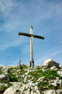 montagna, vertice, croce al vertice, Baviera, escursione, escursioni a piedi, alpino, cielo, roccia, solido, roccia - oggetto, attraversare, Inquadratura dal basso, nuvola - cielo, natura, credenza, religione, giorno, spiritualità, nessuno, all'aperto, la tranquillità, simbolo, blu, picco di montagna, 4K, CC0, dominio pubblico, privo di copyright