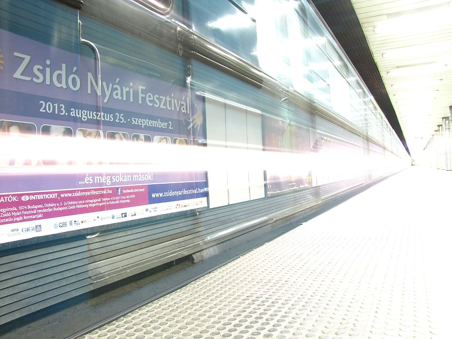 metro, lang lukkerhastighed, lys, jernbanetransport, jernbanestation, tekst, offentlig transport, meddelelse, transportmidler, jernbanestation platform, arkitektur, rejse, tog, vestlige script, skilt, tog - køretøj, transportform, Information, manuskript, bygget struktur, informationsskilt, ikke-vestlige script, ingen mennesker, udendørs, station, ankomst, forlader, 4K