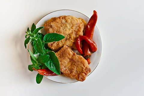 stegt, fisk, chili peber, mynte, cafeteria, chili, lækker, aftensmad, mad, foodporn, frokost, måltid, peber, plade, restaurant, velsmagende, mad og drikke, klar til at spise, friskhed, sund kost, tomat, grøntsag, frugt, velvære, urt, indendørs, portionsstørrelse, blad, plante del, ingen mennesker, tæt på, kød, høj vinkel visning, hvid baggrund, pynt, fristelse, morgenmad, hvidt kød, 4K, CC0, offentligt domæne, royaltyfrie