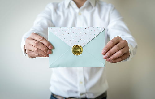 targeta de correu feliç, persona, celebració, verd blavós, blanc, envoltar, sobre, paper, mans, una persona, secció mitjana, adult, vista frontal, de peu, a l'interior, part del cos humà, centrar-se en primer pla, mà, mà humana, roba, primer pla, ocupació, tir de l'estudi, mostrant, color daurat, negocis, cara oculta, 5K, CC0, domini públic, lliure de regalies