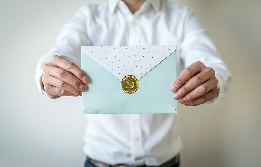 targeta de correu feliç, persona, celebració, verd blavós, blanc, envoltar, sobre, paper, mans, una persona, secció mitjana, adult, vista frontal, de peu, a l'interior, part del cos humà, centrar-se en primer pla, mà, mà humana, roba, primer pla, ocupació, tir de l'estudi, mostrant, color daurat, negocis, cara oculta, 5K