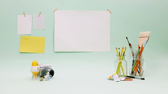 lapices, claro, jarra de vidrio, papeles, pared, dibujar, pintar, Nota, escritorio, muñeca, cepillo, lápiz de color, Cepillo de pintura, adentro, caballete, nadie, estudio de arte, de cerca, día, fondo de color, creatividad, copia espacio, foto de estudio, Arte y artesanía, gente, papel, variación, ocupación, educación, multi color, elección, nota adhesiva, pared - característica de la construcción, suministros de oficina, blanco, equipo de arte y artesanía, 5K, CC0, dominio público, libre de derechos
