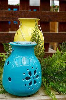 planters, container, blomsterpotte, kasseroller, keramisk, hage, vase, grønt, blå, gul, dekorative, anlegg, ingen folk, nærbilde, fokusere på forgrunnen, stilleben, grønn farge, dag, tre - materiale, bord, utendørs, natur, kunst og Håndverk, gjennomsiktig, arkitektur, krukke, mat og Drikke, 5K, CC0, offentlig domene, opphavsrett gratis