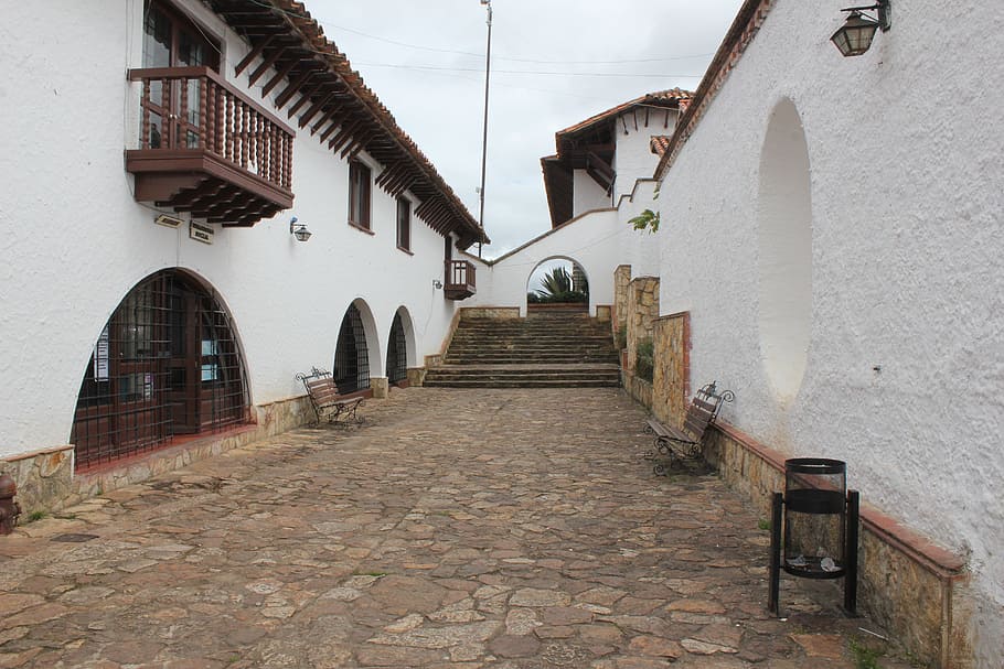Colombia, landskab, sti, solnedgang, landlige vej, colombianske, by, arkitektur, bygget struktur, bygning udvendig, ingen mennesker, dag, udendørs, retning, bygning, vejen frem, bue, brosten, faldende perspektiv, gade, tom, boligområde, rækværk, trappe, natur, gyde, 5K