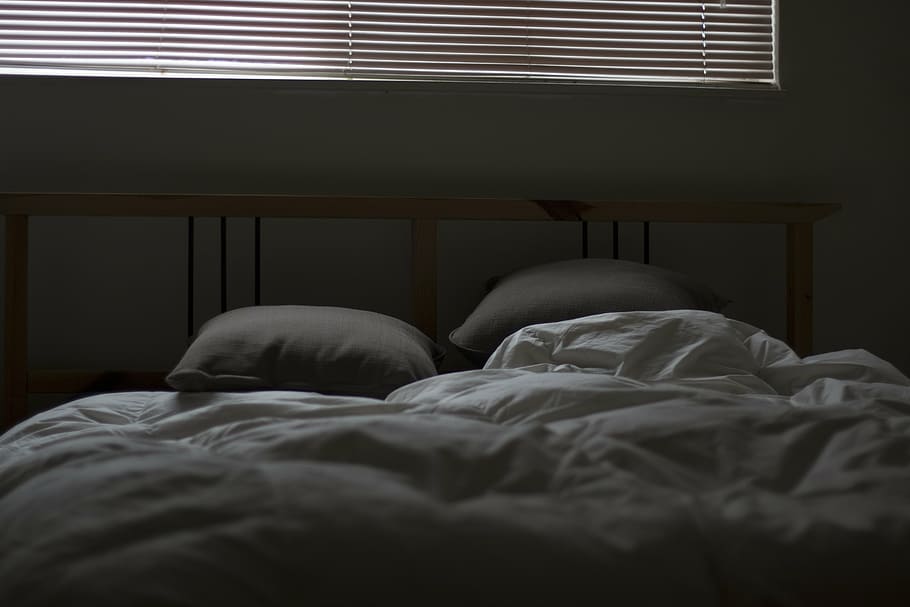 dos, gris, coixins, llit, roba de llit, fulls, coberta, dormitori, còmode, habitació, casa, interior, hotel, descans, a l'interior, luxe, suau, ningú, coixí, habitació domèstica, dorment, apartament, capçalera, full, cap gent, manta, llum elèctrica, modern, mobles, relaxació, una persona, interior de casa, tèxtil, finestra, absència, persones reals, cara oculta, nòrdic, 5K