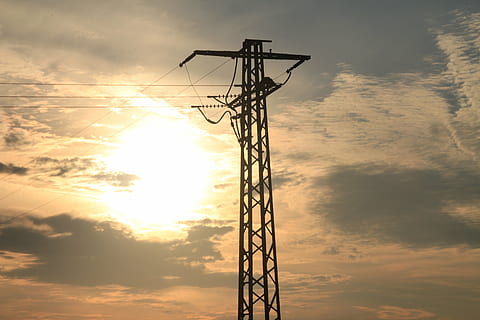 aktuell, Sonnenuntergang, Energie, Technologie, Nachglühen, Netzteil, Elektrizität, Hochspannungsenergie, Strommasten, Abend, Dämmerung, Schwerindustrie, Energieversorgung, Himmel, wolke - himmel, Flachwinkelansicht, Sonne, Verbindung, Natur, keine Leute, Silhouette, Kraftstoff- und Stromerzeugung, Sonnenlicht, Kommunikation, Strommast, orange Farbe, draußen, gebaute Struktur, Turm, hell, globale Kommunikation, 5K, CC0, gemeinfrei, lizenzfrei