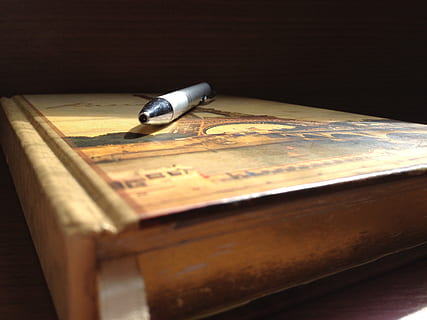Buch, Notizbuch, Stift, Stillleben, drinnen, Holz - Material, keine Leute, Tabelle, Nahansicht, Kommunikation, selektiver Fokus, Papier-, Bildung, Veröffentlichung, Musik-, High Angle View, zwei Objekte, Antiquität, Schreibgerät, einzelnes Objekt, Box, 2K, CC0, gemeinfrei, lizenzfrei