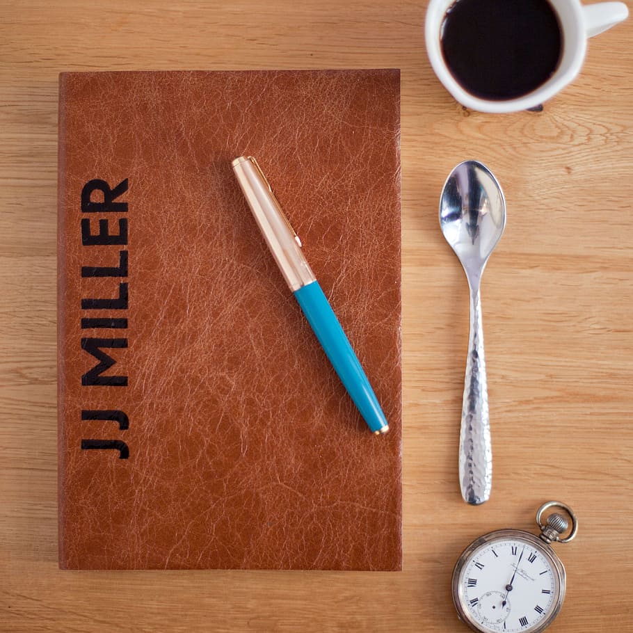 encara, articles, coses, llibre, quadern, revista, nom, jj miller, butxaca, veure, culleradeta, retràctil, a l'interior, taula, material de fusta, directament a sobre, temps, rellotge, natura morta, cap gent, precisió, equipament, primer pla, vista d’angle alt, menjar i beguda, llapis, fons de colors, vell, estri de cuina, gra de fusta, cafè, 4K