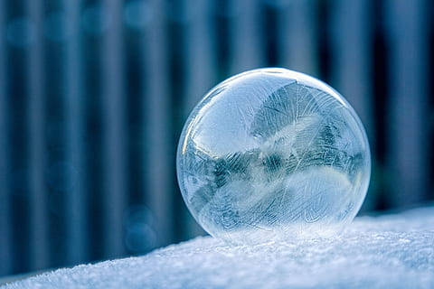 foto, clar, bola de vidre, foto macro, caiguda de rosada, gel, bombolla, congelat, esfera, blau, hivern, cap gent, neu, vidre - material, temperatura de fred, primer pla, dia, sol objecte, enfocament selectiu, gelades, naturalesa, a l'aire lliure, centrar-se en primer pla, medi ambient, cristall, 5K, CC0, domini públic, lliure de regalies