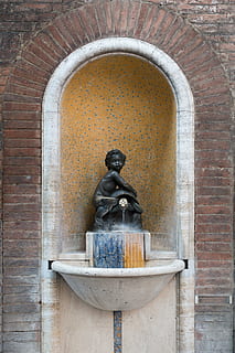 springvand, skildpadde, bronze, støbt, marmor, symbol, statue, dreng, held, kontakt, næse, Kunst og håndværk, skulptur, menneskelig repræsentation, repræsentation, mandlig lighed, kreativitet, arkitektur, bygget struktur, ingen mennesker, bue, håndværk, spiritualitet, religion, tro, dag, bygning, murbygningsfunktion, kvindelig lighed, bygning udvendig, mursten, 5K, CC0, offentligt domæne, royaltyfrie
