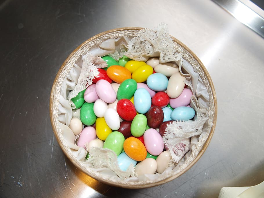 gometes, caramels, dolços, sucre, menjar, colorit, dolç, tractar, postres, berenar, goma, pastisseria, sabor, assortit, saborós, festiu, mixt, masticable, brillant, Pasqua, regalèssia, deliciós, indulgència, jar, infància, celebració, assortiment, festa, multicolor, menjar i beguda, ou, vista d’angle alt, menjar dolç, a l'interior, natura morta, frescor, elecció, ou de Pasqua, directament a sobre, cap gent, bol, menjar poc saludable, contenidor, temptació, 2K