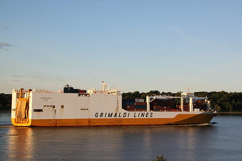 cargo, contenitore, nave cargo, spedizione, nave, merce, amburgo, trasporto, commercio di merci, corso d'acqua, contenitore di carico, movimentazione di container, Germania, città anseatica, acqua, nave nautica, cielo, mezzi di trasporto, modo di trasporto, architettura, mare, natura, cielo sereno, copia spazio, lungomare, struttura costruita, nessuno, esterno dell'edificio, all'aperto, giorno, trasporto merci, aereo passeggeri, 4K, CC0, dominio pubblico, privo di copyright
