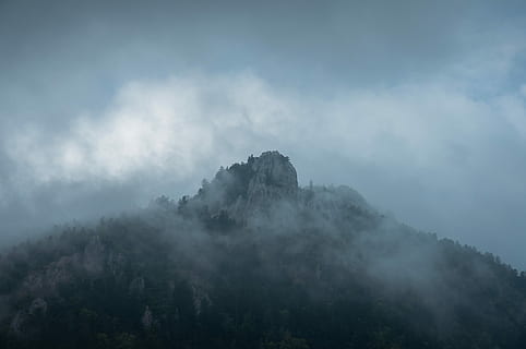 aèria, foto, arbre, cobert, muntanya, muntanya brumosa, núvol, fons de pantalla, màgia, místic, blau, verd, naturalesa, misteri, ennuvolat, dramàtica, drama, cel, rock, llegenda, boira, França, bellesa a la natura, escenics - natura, planta, tranquil·litat, escena tranquil·la, núvol - cel, medi ambient, escena no urbana, terra, cap gent, bosc, paisatge, Serra, a l'aire lliure, cim de muntanya, 4K, CC0, domini públic, lliure de regalies