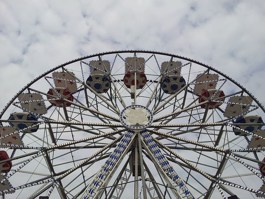 roda de ferris, parc divertit, diversió, núvols, justa, Parc d'atraccions, cultura i entreteniment artístic, passeig pel parc d’atraccions, cercle, activitat d'oci, cel, forma geomètrica, núvol - cel, estructura construïda, vista d’angle baix, cap gent, forma, arquitectura, recinte firal, naturalesa, gran, dia, carnaval, a l'aire lliure, roda, va parlar, 2K