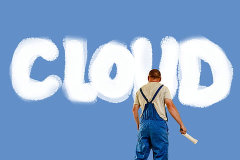 nuage de peinture homme, nuage, Cloud computing, homme, peintre, peintre en bâtiment, ciel, peindre, magasin de données, capacité, réseau, prestations de service, Les données, espace disque, technique, concept, La technologie, information, système, la mise en réseau, traitement de l'information, l'Internet, serveur, interface, un service, une personne, bleu, permanent, texte, Hommes, Vêtements décontractés, adulte, journée, couleur blanche, vue arrière, trois quarts, ciel clair, espace de copie, écriture occidentale, mâles, la communication, la nature, en plein air, message, 5K, CC0, domaine public, libre de droits