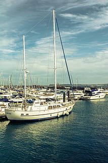 sortiert, Boote, Meer, Segelboote, Wasserfahrzeug, Hafen, Yacht, Luxus, Wasser, Yachthafen, draußen, Segelboot, Urlaube, Blau, Seebrücke, Segeln, Transport, Reise, Sommer-, kommerzielles Dock, Transportmittel, Pole, wolke - himmel, Mast, Himmel, festgemacht, Ufergegend, Tag, Natur, keine Leute, 5K
