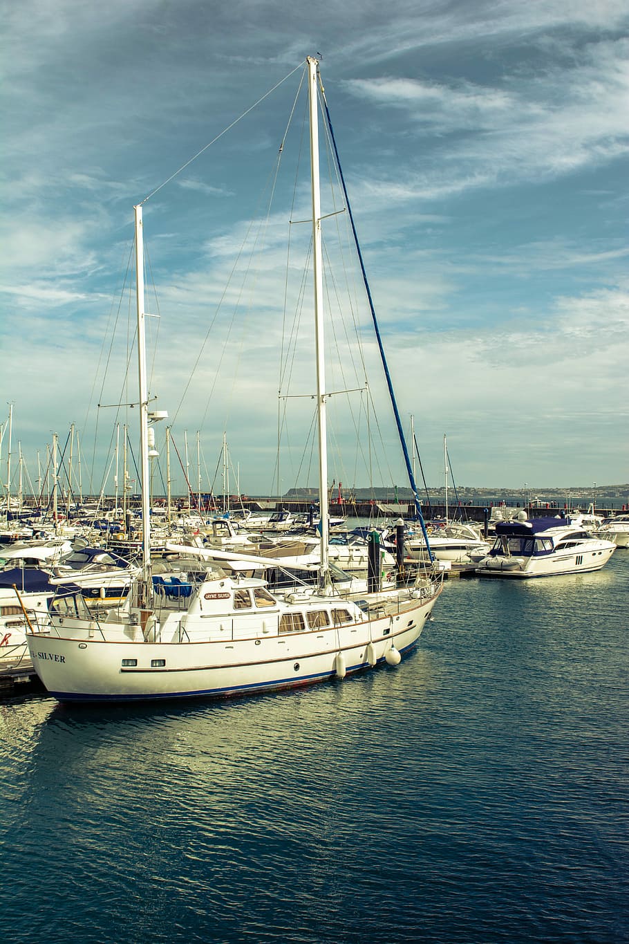 assortit, navegar, embarcacions, mar, embarcacions de vela, vaixell nàutic, port, iot, luxe, aigua, marina, a l'aire lliure, veler, vacances, blau, moll, vela, transport, viatjar, estiu, moll comercial, manera de transport, pol, núvol - cel, màstil, cel, amarrat, davant del mar, dia, naturalesa, cap gent, 5K