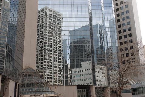 Canadá, Calgary, arranha-céu, espelho, centro da cidade, lares, estrutura construída, arquitetura, exterior do edifício, construção, cidade, exterior do prédio de escritórios, moderno, escritório, visão de baixo ângulo, alto - alto, vidro - material, ninguém, dia, reflexão, torre, vida urbana, natureza, céu, ao ar livre, Distrito financeiro, 4K, CC0, domínio público, royalty free