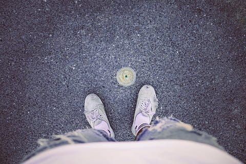 persona, indossare, bianca, scarpe basse, in piedi, davanti, drenaggio, estate calda, piedi, guardando giù, asfalto, scarpa, piede umano, all'aperto, gamba umana, sezione bassa, parte del corpo umano, una persona, parte del corpo, prospettiva personale, persone reali, abbigliamento casual, vista dall'alto, giorno, strada, città, direttamente sopra, arto umano, arto, uomini, jeans, 5K, CC0, dominio pubblico, privo di copyright