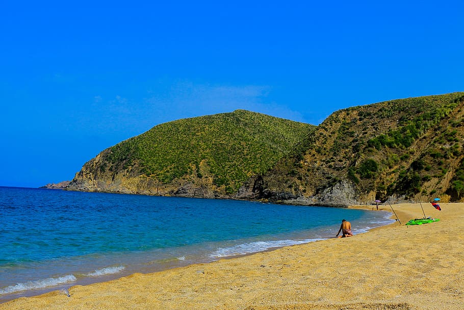 skikda, alger, platja, vacances, estiu, blau, mar, oceà, muntanyes, turons, camps verds, bosc, naturalesa, temes d'animals, escenics, aigua, terra, cel, escenics - natura, grup de persones, bellesa a la natura, muntanya, persones reals, dia, cel clar, activitat d'oci, homes, escena tranquil·la, tranquil·litat, adult, a l'aire lliure, 5K