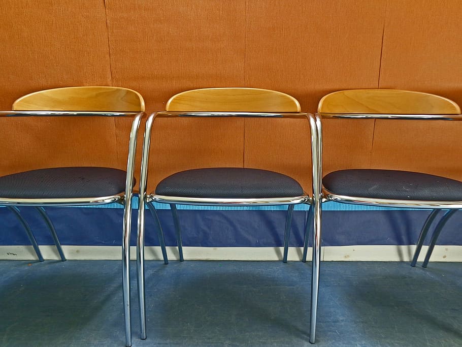 buit, cadires, objectes, sala, a l'interior, tres, cadira, seient, absència, en fila, cap gent, costat a costat, ordre, arranjament, mobles, taula, material de fusta, funció de construcció de parets, educació, repetició, grup d'objectes, blau, relaxació, cultura i entreteniment artístic, 1080P