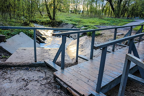 puente, Arroyo, noche, transición, canal, Obninsk, peatonal, árbol, día, planta, nadie, tierra, barandilla, material de madera, naturaleza, asiento, campo, ausencia, parque, vacío, al aire libre, bosque, banco, tranquilidad, mesa, arquitectura, parque - espacio hecho por el hombre, 5K, CC0, dominio público, libre de derechos