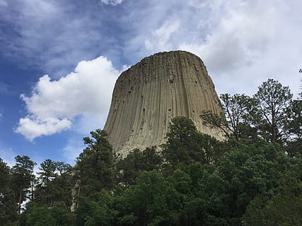 torre dels dimonis, wyoming, torre, dimonis, EUA, naturalesa, muntanya, paisatge, monument, a l'aire lliure, rock, nacional, viatjar, Amèrica, butte, escènic, monòlit, referència, turons, ígnia, parc, pedra, cel, turisme, núvols, estats, Occidental, planta, arbre, núvol - cel, vista d’angle baix, creixement, dia, cap gent, color verd, tranquil·litat, bellesa a la natura, escena tranquil·la, escena no urbana, escenics - natura, alta - alta, terra, destinacions de viatge, 2K, CC0, domini públic, lliure de regalies