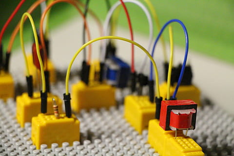 obwód, obwody elektryczne, elektroniczne obwody, części elektroniczne, Edukacja, elektron, elektryczny, sygnał, żółty, żadnych ludzi, technologia, zbliżenie, skupić się na pierwszym planie, połączenie, kabel, wewnątrz, selektywne skupienie, porozumiewanie się, wielobarwne, Elektryczność, grupa obiektów, wybór, Plastikowy, sprzęt, z rzędu, pedał, sprzęt elektryczny, element elektryczny, 5K, CC0, domena publiczna, darmowe zdjęcia