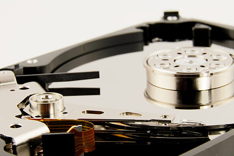 perak, hitam, keras, disk drive, ingatan, media penyimpanan, perangkat keras, hdd, teknologi, digital, komputer, pc, elektronik, merapatkan, dalam ruangan, tidak ada orang, musik, logam, budaya seni dan hiburan, peralatan, masih hidup, tembakan studio, merekam, koneksi, meja putar, latar belakang putih, fokus pada latar depan, bergaya retro, peralatan audio, komunikasi, industri elektronik, peralatan listrik, berwarna perak, 2K, CC0, domain publik, bebas royalti