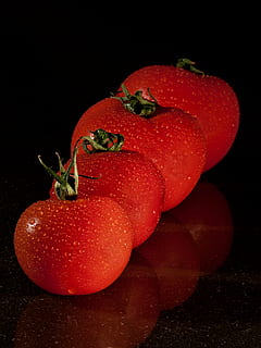 primer pla, foto, quatre, vermell, tomàquets, tomàquet, fruita, verdures, menjar, frisch, saludable, macro, cuinar, mercat, afruitat, sucós, vegetarià, deliciós, solanum lycopersicum, tomàquet arbustiu, dolç, nachtschattengewächs, tomatenrispe, aigua, cuina, armadures, tancar, fons negre, menjar i beguda, alimentació saludable, frescor, tir de l'estudi, cap gent, a l'interior, benestar, maduixa, natura morta, vegetals, fruites de baies, aliments crus, tallar, tirar, madur, 4K, CC0, domini públic, lliure de regalies