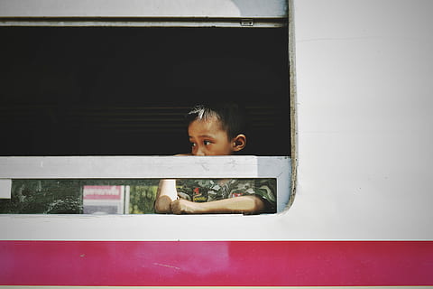 noi, finestra del vehicle, durant el dia, fotografia, de peu, frontal, finestra, nen, tren, obert, d3400, una persona, retrat, tirada al cap, infància, persones reals, estils de vida, mascles, activitat d'oci, homes, mirant la càmera, a l'interior, nois, vista frontal, mirant, dia, innocència, mira't, rostre humà, 4K, CC0, domini públic, lliure de regalies