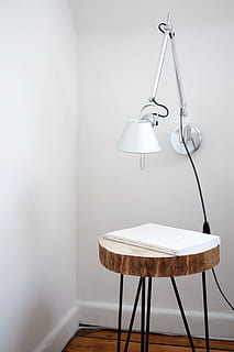 Bestil, Brun, træ-, bord, væg, stadig, elementer, ting, stol, skrivebord, moderne, industriel, indretning, indre, design, lampe, hvid, hængende, murbygningsfunktion, indendørs, belysningsudstyr, ingen mennesker, elektrisk lampe, hjem interiør, sæde, fravær, hjemlige værelse, lys, elektricitet, belyst, afføring, tom, hvid farve, hjem, elektrisk lys, 4K, CC0, offentligt domæne, royaltyfrie