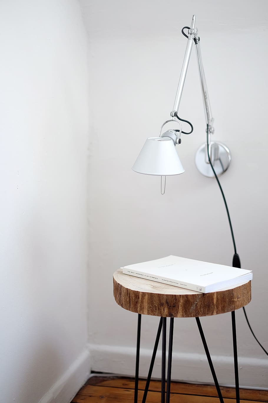 Bestil, Brun, træ-, bord, væg, stadig, elementer, ting, stol, skrivebord, moderne, industriel, indretning, indre, design, lampe, hvid, hængende, murbygningsfunktion, indendørs, belysningsudstyr, ingen mennesker, elektrisk lampe, hjem interiør, sæde, fravær, hjemlige værelse, lys, elektricitet, belyst, afføring, tom, hvid farve, hjem, elektrisk lys, 4K