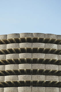 edifici de formigó gris, arquitectura, edifici, infraestructura, estructura, establiment, apartament, finestres, condomini, hotel, núvols, cel, dia, vista d’angle baix, exterior de l'edifici, a l'aire lliure, cel clar, cap gent, primer pla, estructura construïda, patró, còpia espai, llum solar, naturalesa, metall, repetició, característica arquitectònica, funció de construcció de parets, blau, assolellat, 5K, CC0, domini públic, lliure de regalies