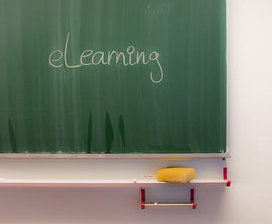gul, svamp, hylde, kridttavle, skole, læring, bestyrelse, skrivning, skrive, e-læring, uddannelse, klasseværelse, duster, kridt, tavle, kridt - kunstudstyr, tekst, meddelelse, ingen mennesker, vestlige script, indendørs, stilleben, grøn farve, arkitektur, tæt på, besked, håndskrift, skilt, Information, nummer, 1080P, CC0, offentligt domæne, royaltyfrie